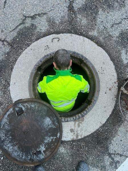 Tecnico Ambient Spurghi al lavoro – Spurghi Milano