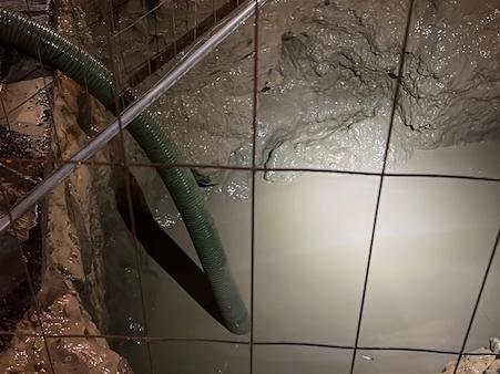 Scavo per riparazione tubazione fognaria Milano